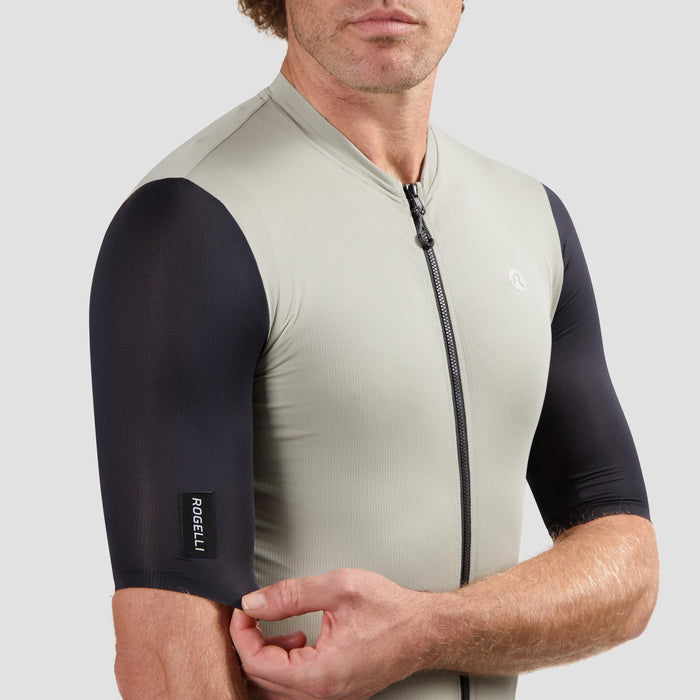 Detail van Rogelli Distance II fietsshirt heren taupe korte mouw.