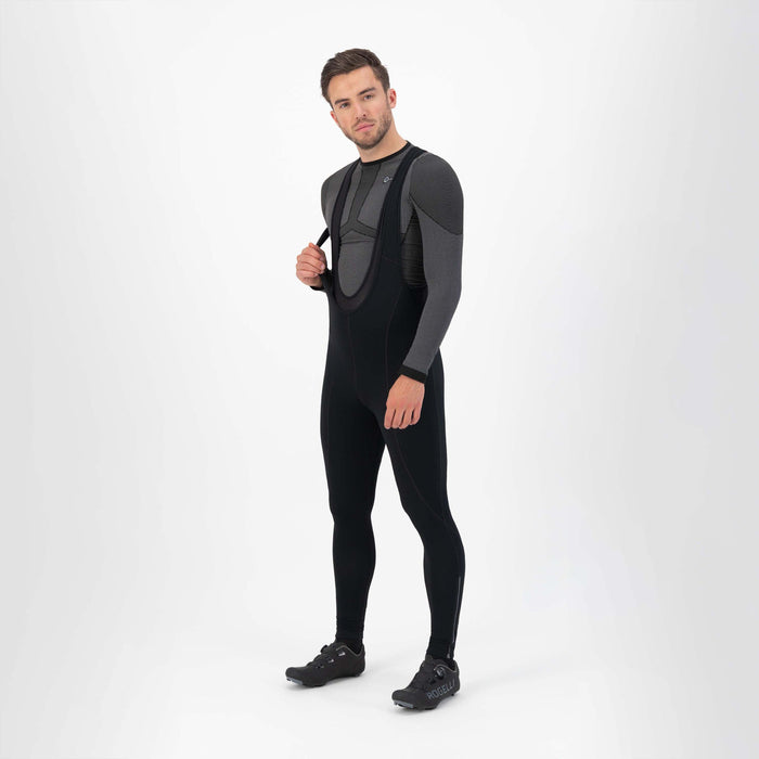 Rogelli Core lange fietsbroek zonder zeem heren zwart gedragen met bretels voorkant.