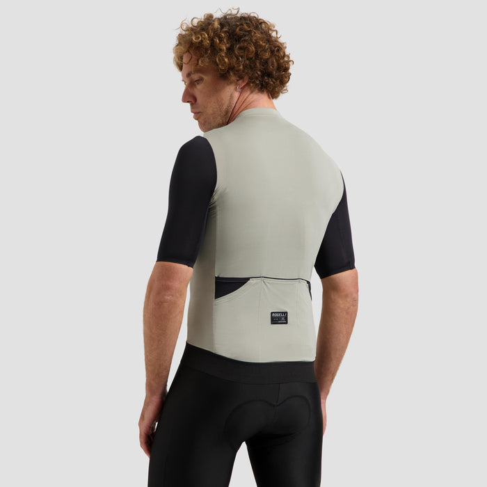 Rogelli Distance II fietsshirt heren taupe korte mouw gedragen achterkant.