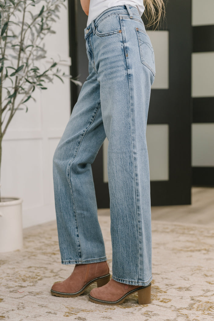 Judy Blue Mid Rise Rigid Magic Straight Leg Jeans