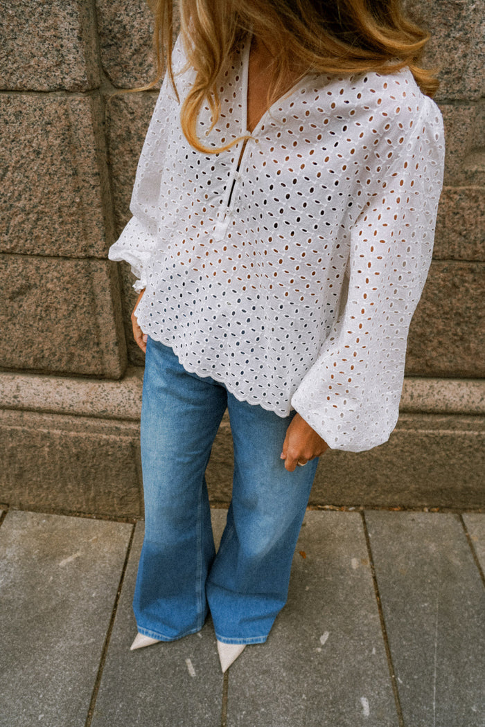 Modelshot / White / Detail