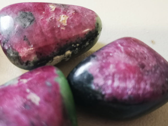 Earthstore® Ruby Zoisite gemstone healing, harmony, positive energy