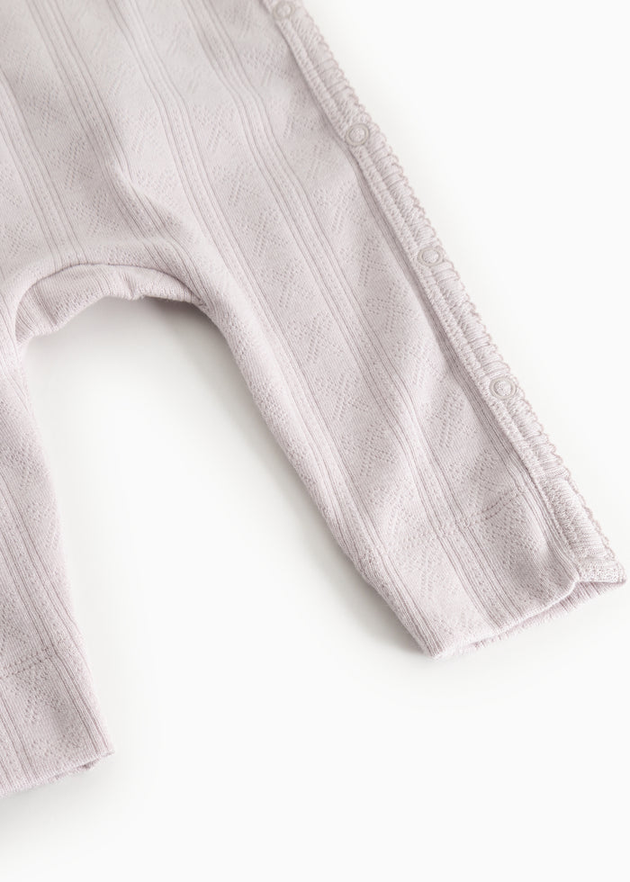 Dress in light purple with ribbed pattern and hem at the leg opening.
