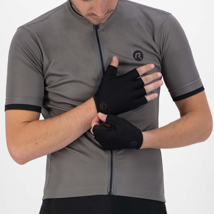 Rogelli Solid fietshandschoenen heren zwart gedragen voorkant.