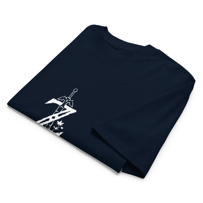 T-shirt oversize col montant gaming Bleu Marine plié - gros plan emblème épée à la poitrine