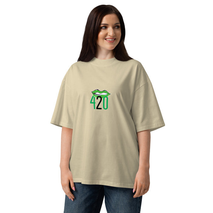 T-shirt oversize Happy 420 sable, petit logo 420 sur la poitrine