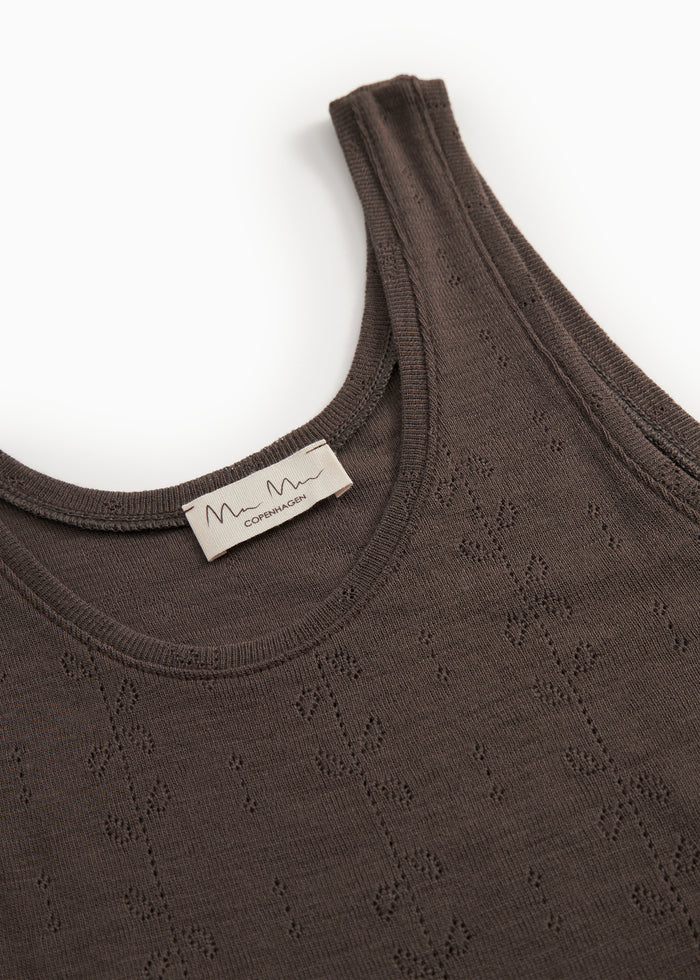 Uld pointelle tanktop i mørk brun strik med rund hals og mærkeetiket.